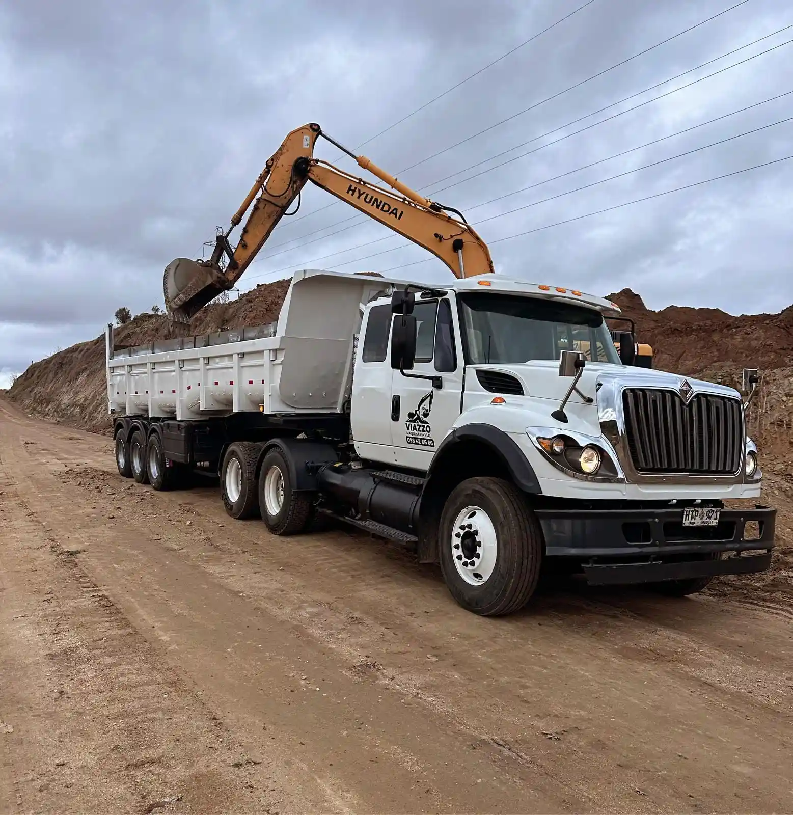 Camión volcadora blanco — retiro de escombros y acarreos en Uruguay