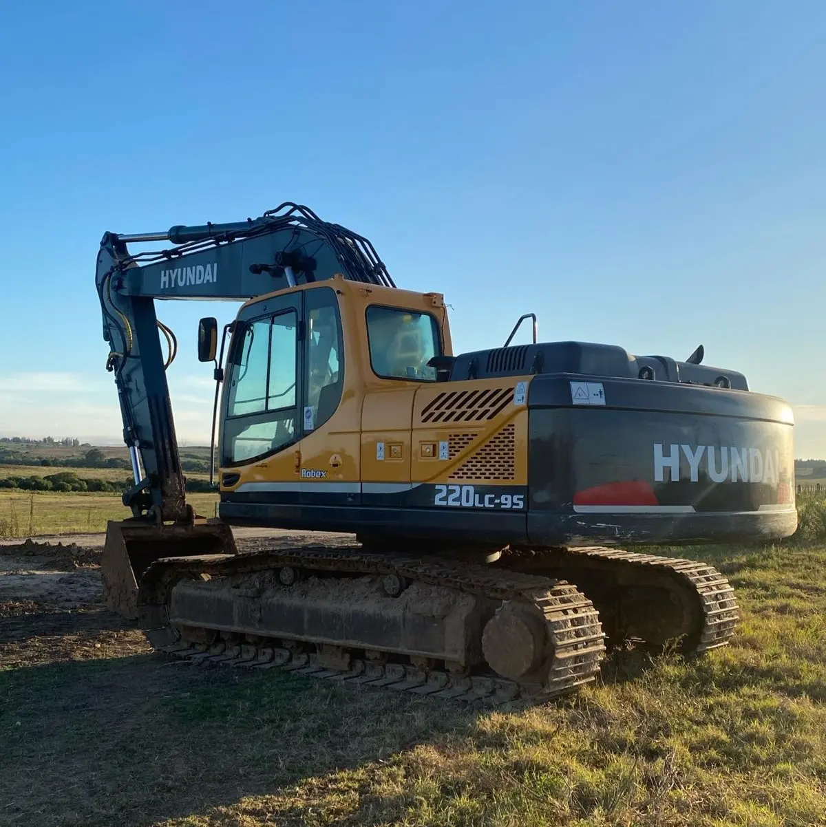 Excavadora Hyundai 220LC — alquiler con operario en Uruguay