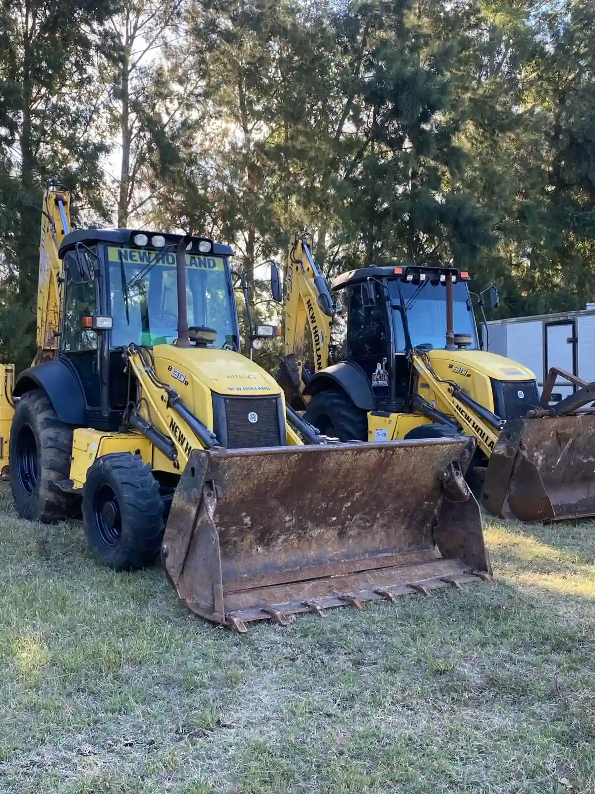 Retros combinadas New Holland B90B — zanjas y movimiento de suelos
