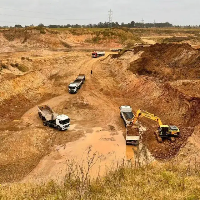 Servicio de movimiento de suelos y nivelaciones de Vialmaquinaria en Uruguay